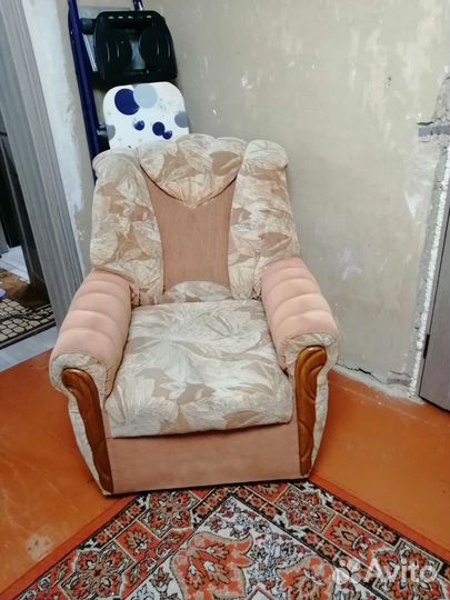 Мягкая мебель угловой диван и кресло бу