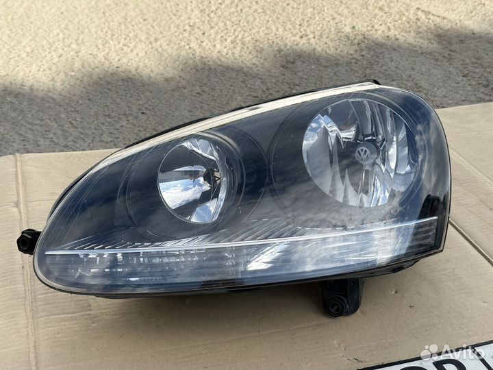 Фара правая Volkswagen Golf 5