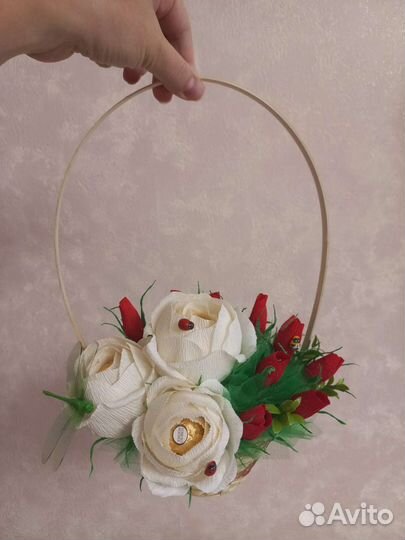 Красивая корзина с цветами и конфетами