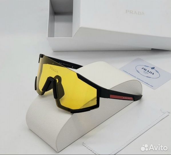 Солнцезащитные очки Prada