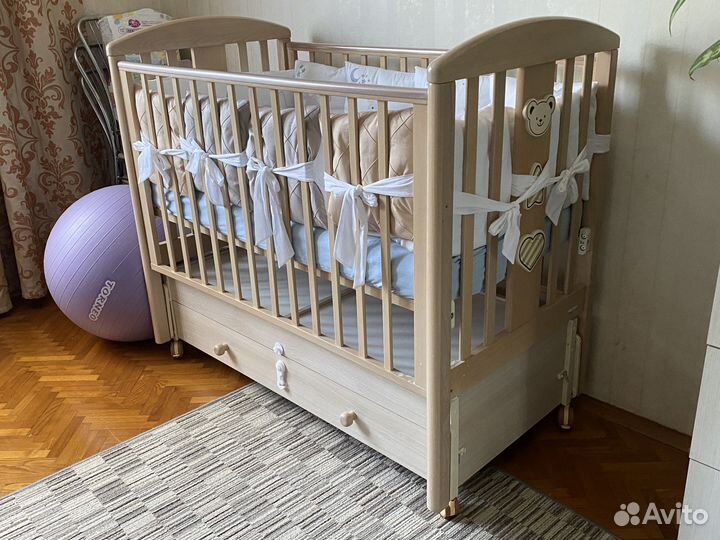 Детская кроватка с маятником и ящиком