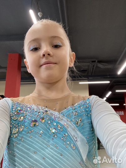 Костюм для выступлений по фигурному катанию