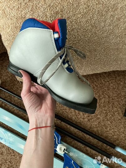 Лыжные ботинки и лыжи