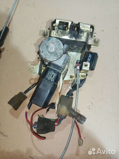 Замок двери Toyota Hiace 1996г