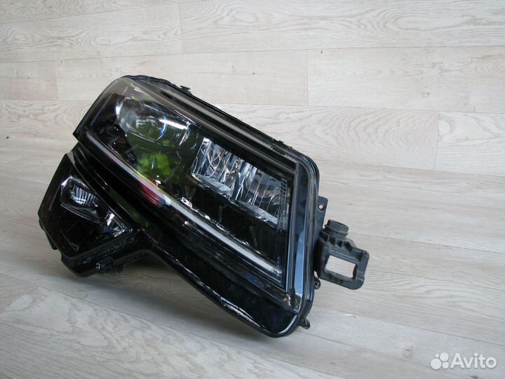 Skoda Karoq Фара передняя правая ксенон оригинал