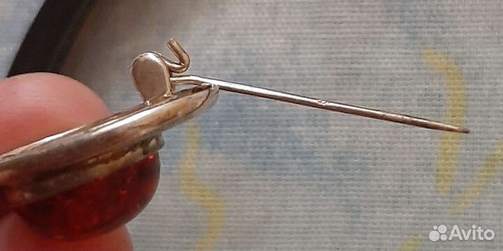 Брошь янтарь природный серебро 925пр.третий глаз