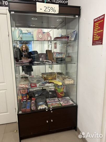 Шкаф витринный
