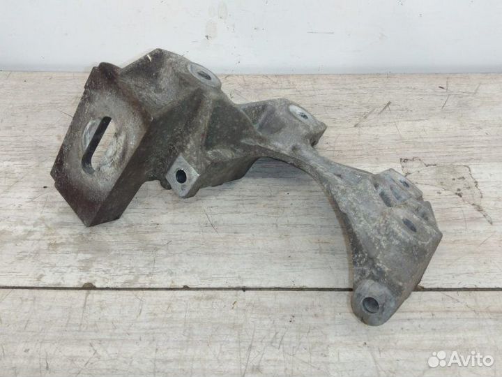 Кронштейн генератора Nissan Note E11 HR16DE 2008