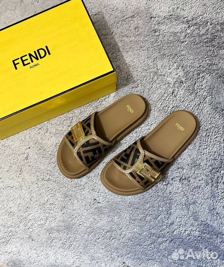 Шлепанцы Fendi