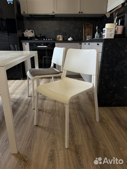 Стол обеденный и стулья