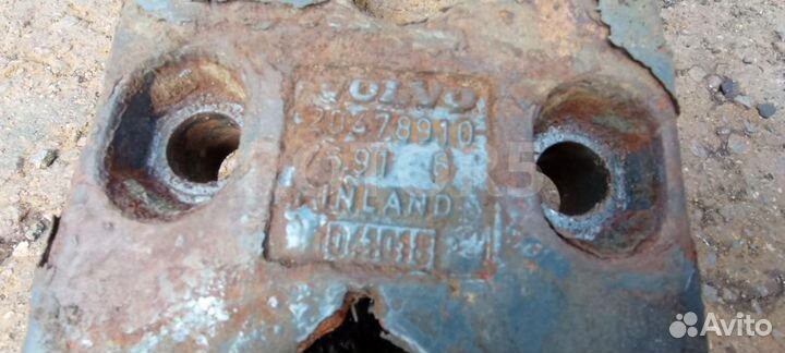 Кронштейн крепления пневморессоры левый Volvo FH 2