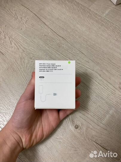 Зарядное устройство Apple 20W USB-C Power Adapter