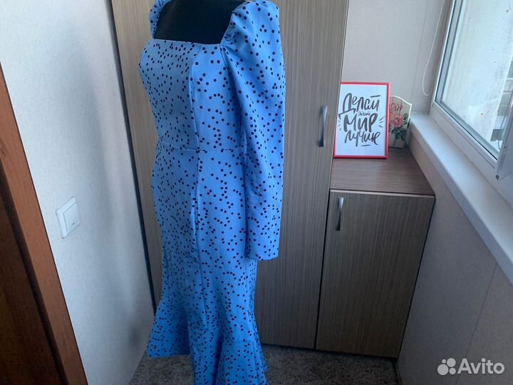 Очень красивое небесно-голубое платье в горошек 46