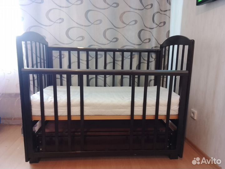 Детская кроватка с маятником и ящиком