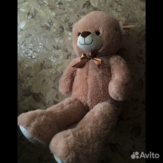 Большой плюшевый медведь