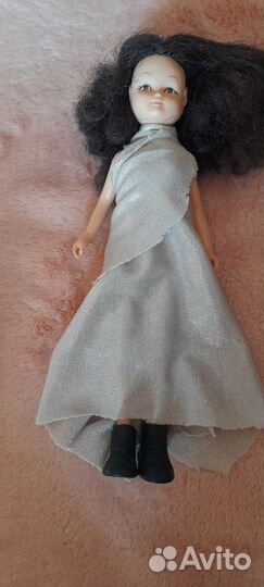 Кукла, похожая на Памела Лав, небольшая