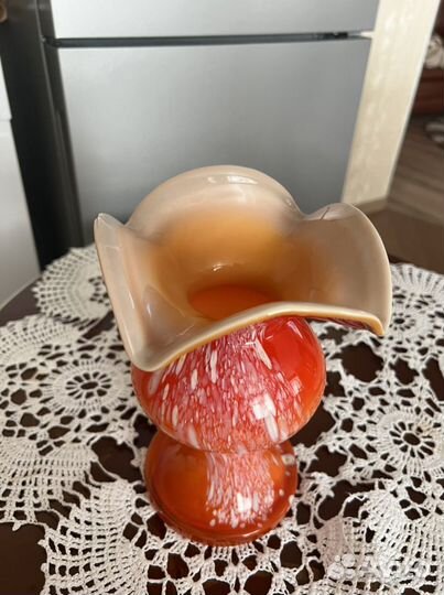 Ваза красный май гнутое стекло