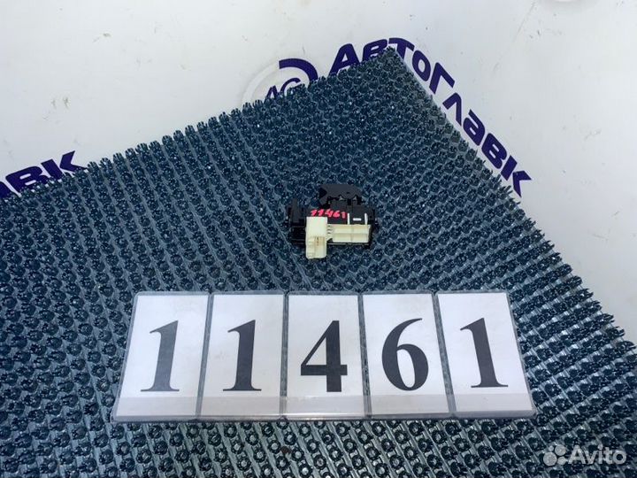 Кнопка стеклоподъемника Toyota Vitz