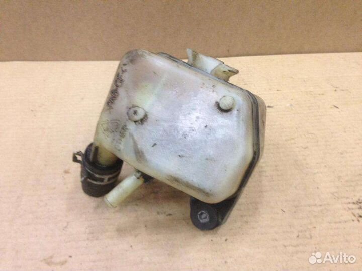 Бачок гидроусилителя на Mazda 323