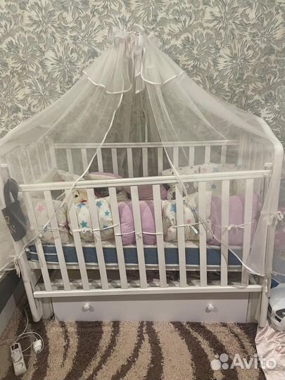 Детская кроватка с маятником и ящиком