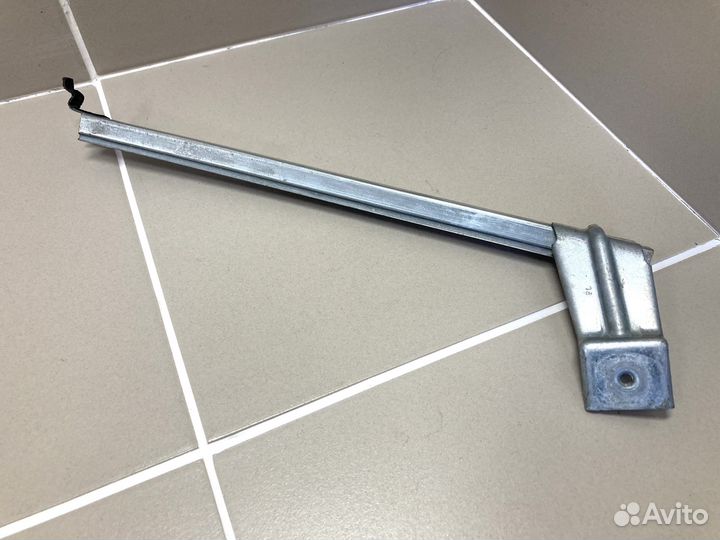 Направляющая стекла пер левой двери Nissan Juke