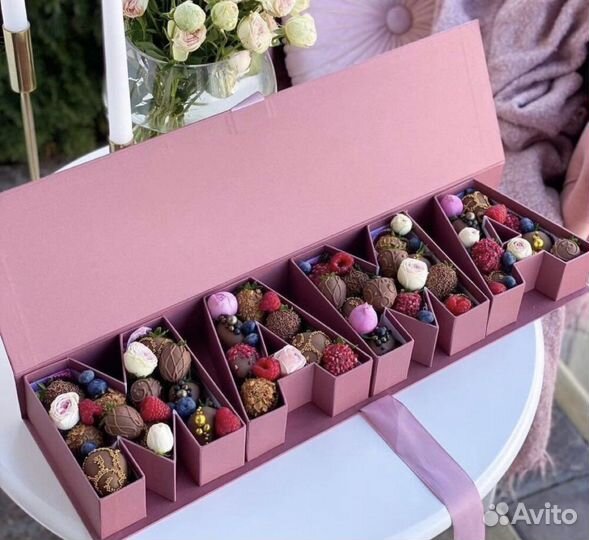 Клубника в шоколаде с цветами