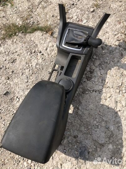 Штатный подлокотник Ford Focus 2