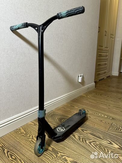 Трюковой самокат Striker