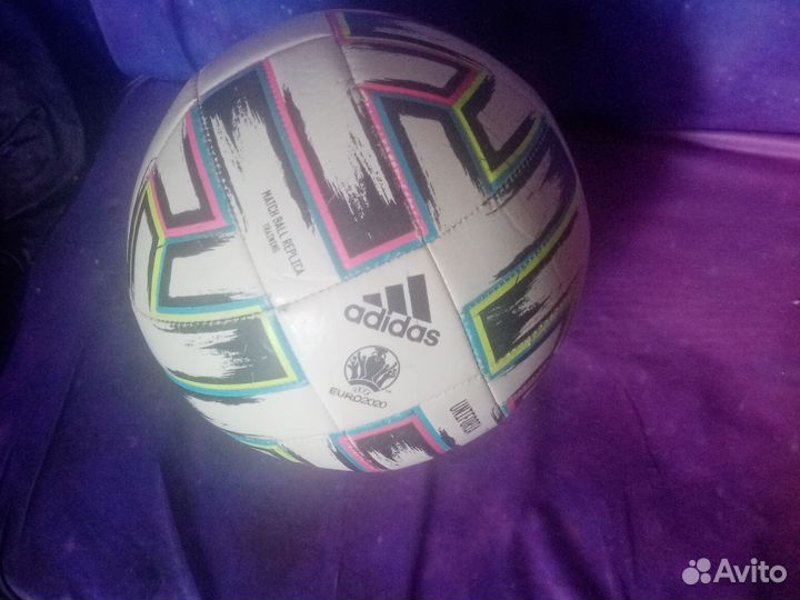 Футбольный мяч adidas uniforia