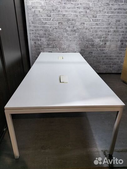 Белый переговорный стол