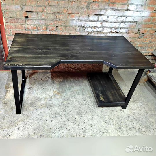 Компьютерный стол / игровой стол