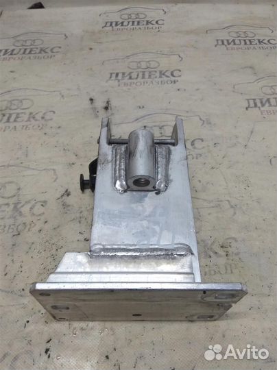 Кронштейн усилителя переднего бампера правый Audi