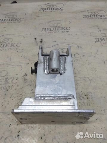 Кронштейн усилителя переднего бампера правый Audi