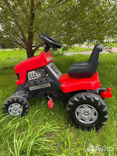Детский трактор с педалями и прицепом