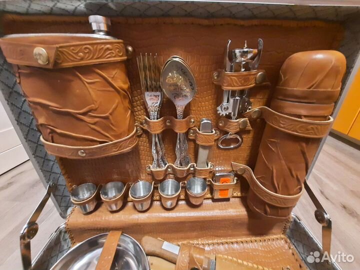 Подарочный набор для пикника в кейсе