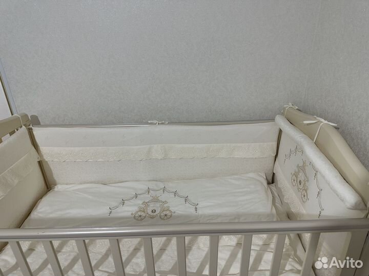 Детская кроватка с маятником и ящиком