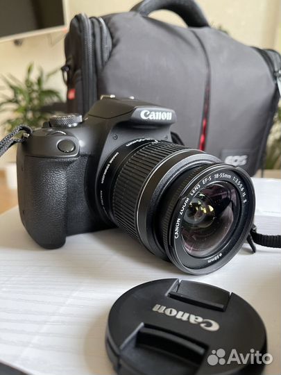 Зеркальный фотоаппарат Canon EOS 2000D