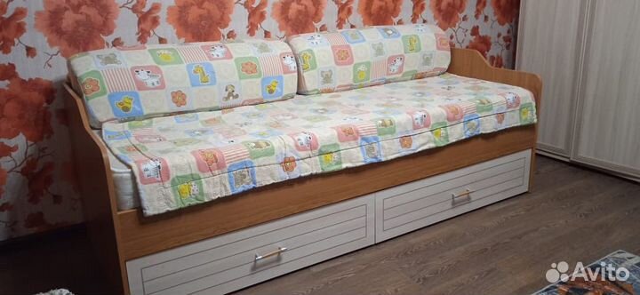 Детская кровать и шкаф