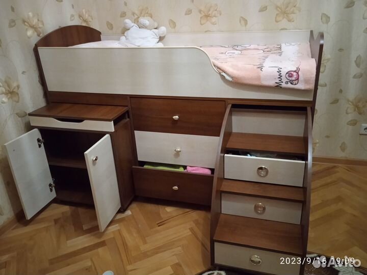 Детская кровать чердак со столом