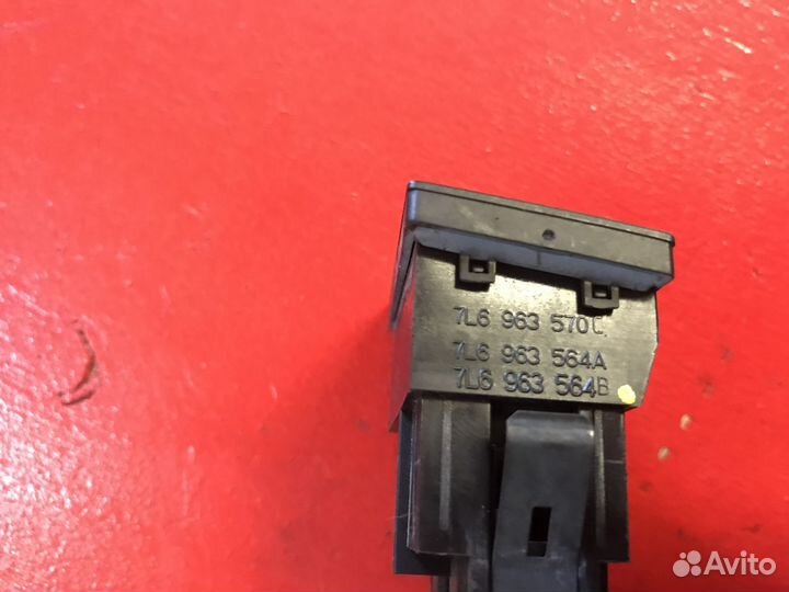 Кнопка обогрева сидений правая VW Touareg 7L