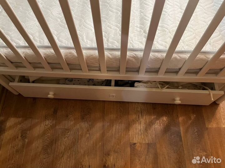 Детская кроватка с маятником и ящиком