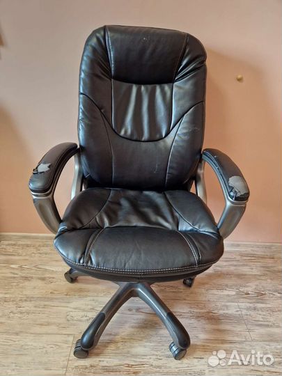 Кожанное кресло