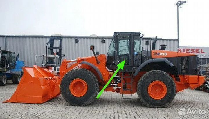 Стекло дверное левое нижнее на Hitachi ZW310