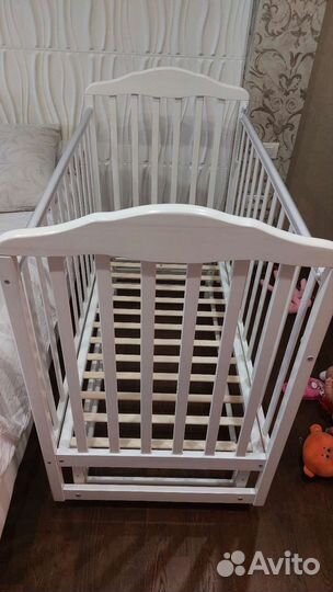 Детская кроватка с маятником и балдахином