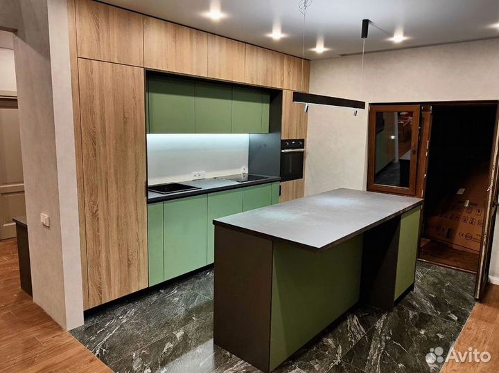 Угловая в потолок, с островом кухня на заказ