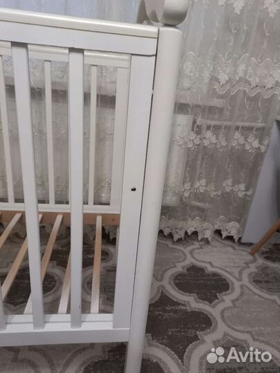 Детская кроватка с продольным маятником