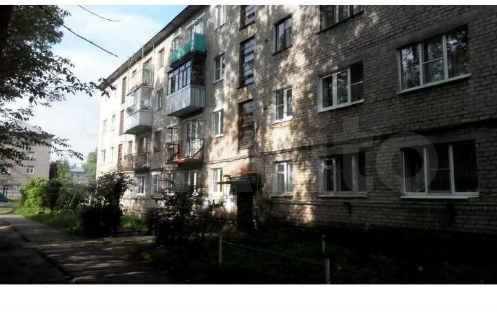Доля в 2-к. квартире, 42 м², 1/4 эт.