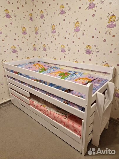 Выдвижная двухъярусная кровать с лестницей