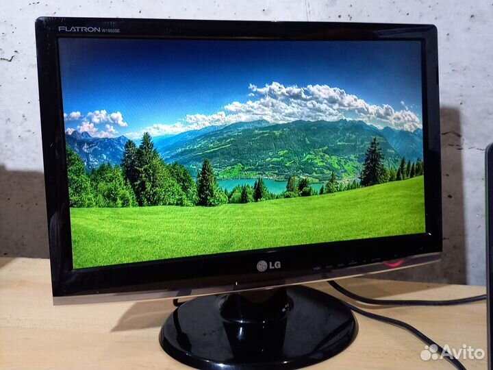 Монитор широкоформатный 19 дюймов любой