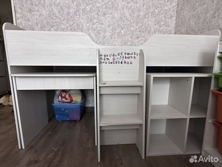 Детская кровать чердак со столом и шкафом